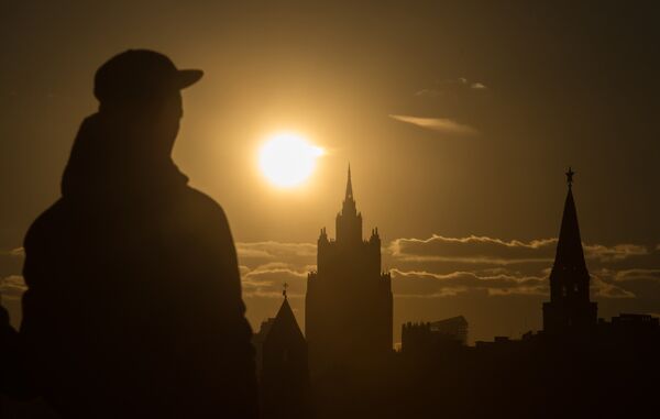 Прохожий на Большом Москворецком мосту в Москве. Архивное фото Прохожий на Большом Москворецком мосту в Москве. Архивное фото