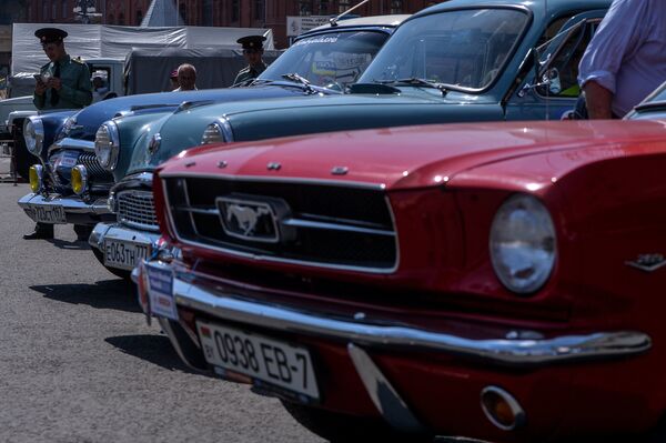 Автомобили Ford Mustang, Москвич 403, ГАЗ-21 Волга на старте гонки старинных автомобилей Bosch Moskau Klassik Автомобили Ford Mustang, Москвич 403, ГАЗ-21 Волга на старте гонки старинных автомобилей Bosch Moskau Klassik