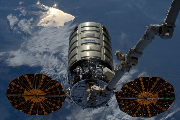 Космический грузовой корабль Cygnus американской компании Orbital ATK покидает Международную космическую станцию. 14 июня 2016 Космический грузовой корабль Cygnus американской компании Orbital ATK покидает Международную космическую станцию. 14 июня 2016