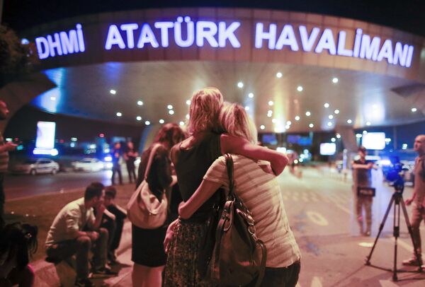 Люди, покинувшие здание аэропорта Ататюрк после теракта. Стамбул, Турция. 29 июня 2016 года Люди, покинувшие здание аэропорта Ататюрк после теракта. Стамбул, Турция. 29 июня 2016 года