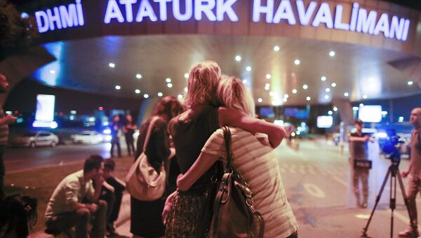 Люди, покинувшие здание аэропорта Ататюрк после теракта. Стамбул. 29 июня 2016 Люди, покинувшие здание аэропорта Ататюрк после теракта. Стамбул. 29 июня 2016