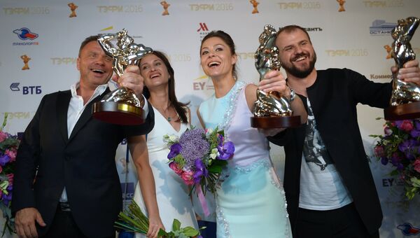 Лауреат российской телевизионной премии ТЭФИ 2016 в номинации Лучшая актриса телевизионного фильма/сериала актриса Екатерина Лядова и команда телесериала Измены Лауреат российской телевизионной премии ТЭФИ 2016 в номинации Лучшая актриса телевизионного фильма/сериала актриса Екатерина Лядова и команда телесериала Измены