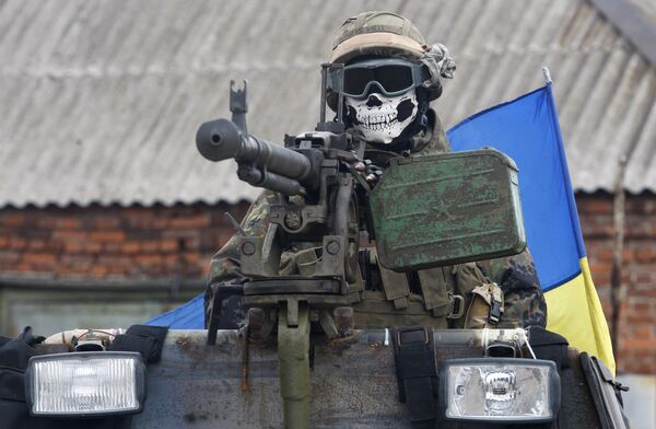 Солдат ВСУ на бронемашине в окрестностях Дебальцево, Украина Солдат ВСУ на бронемашине в окрестностях Дебальцево, Украина
