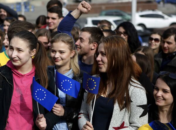 Студенты с флажками Евросоюза на площади в Киеве, Украина Студенты с флажками Евросоюза на площади в Киеве, Украина