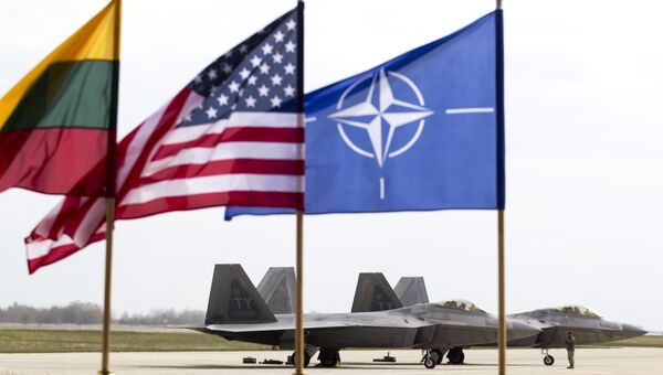 Истребители ВВС США F-22 Raptor на авиабазе Зокняй, Литва. Архивное фото Истребители ВВС США F-22 Raptor на авиабазе Зокняй, Литва. Архивное фото