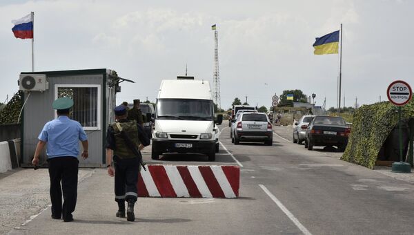 Автомобили на пункте пропуска Джанкой на границе России и Украины Автомобили на пункте пропуска Джанкой на границе России и Украины