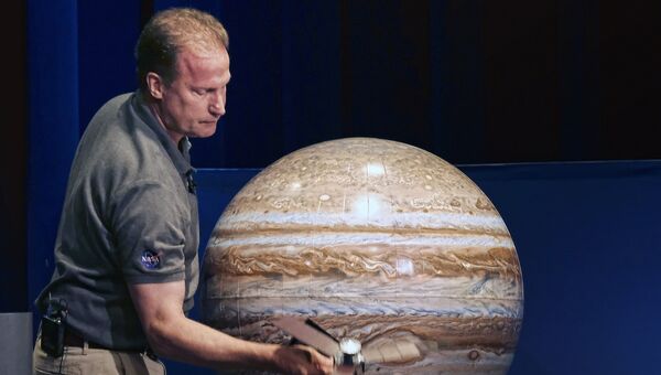 Руководитель миссии Juno Рик Найбаккен в Лаборатории реактивного движения в Пасадене Руководитель миссии Juno Рик Найбаккен в Лаборатории реактивного движения в Пасадене