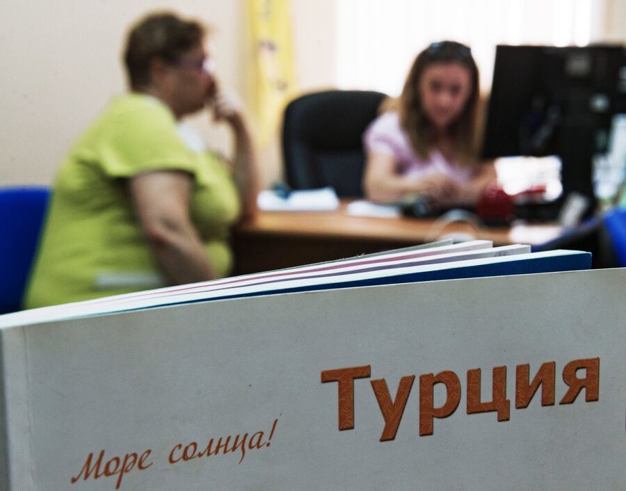 Продажа туров в Турцию в офисе одной из туристических компаний в Москве. Июль 2016 года Продажа туров в Турцию в офисе одной из туристических компаний в Москве. Июль 2016 года