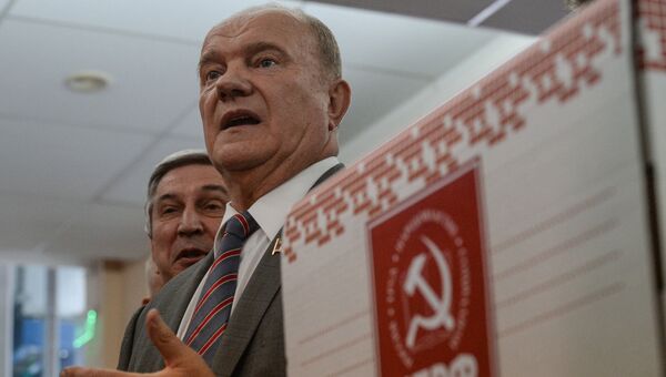 Геннадий Зюганов представил в ЦИК документы о выдвижении кандидатов в депутаты Госдумы РФ. Архивное фото Геннадий Зюганов представил в ЦИК документы о выдвижении кандидатов в депутаты Госдумы РФ. Архивное фото