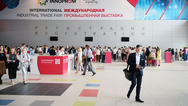 Посетители на Международной выставке Иннопром-2016. Архивное фото Посетители на Международной выставке Иннопром-2016. Архивное фото