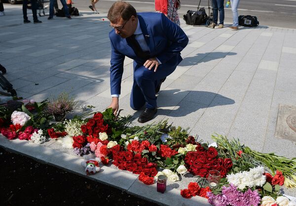 Константин Косачев во время возложения цветов у посольства Франции в Москве Константин Косачев во время возложения цветов у посольства Франции в Москве