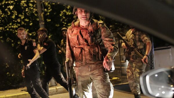 Полиция и военные на улице Стамбула, Турция Полиция и военные на улице Стамбула, Турция