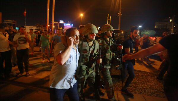 Солдаты и гражданские на улице в Стамбуле. 16 июля 2016 Солдаты и гражданские на улице в Стамбуле. 16 июля 2016