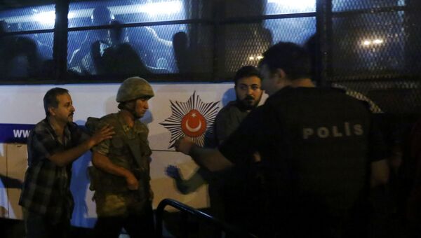 Турецкие военные сдаются полиции в Стамбуле, Турция Турецкие военные сдаются полиции в Стамбуле, Турция