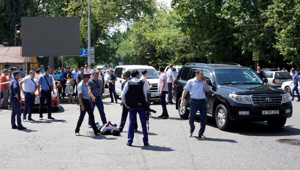 Сотрудники правоохранительных органов проводят задержание подозреваемого в стрельбе на улице Алма-Аты, Казахстан. 18 июля 2016 Сотрудники правоохранительных органов проводят задержание подозреваемого в стрельбе на улице Алма-Аты, Казахстан. 18 июля 2016