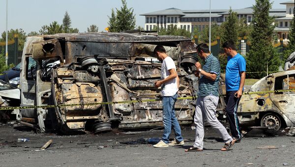 Сожженые автомобили у президентского дворца в Анкаре. Архивное фото Сожженые автомобили у президентского дворца в Анкаре. Архивное фото