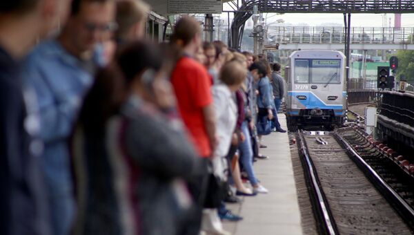 Пассажиры на платформе станции метро Выхино Таганско-Краснопресненской линии, где из-за пожара было приостановлено движение поездов Пассажиры на платформе станции метро Выхино Таганско-Краснопресненской линии, где из-за пожара было приостановлено движение поездов