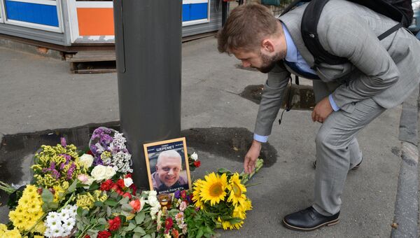 Цветы и свечи на месте гибели журналиста Павла Шеремета в Киеве Цветы и свечи на месте гибели журналиста Павла Шеремета в Киеве