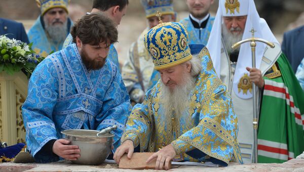 Митрополит Казанский и Татарстанский Феофан на церемонии закладки восстанавливаемого храма на месте обретения Казанской иконы Божией Матери Митрополит Казанский и Татарстанский Феофан на церемонии закладки восстанавливаемого храма на месте обретения Казанской иконы Божией Матери