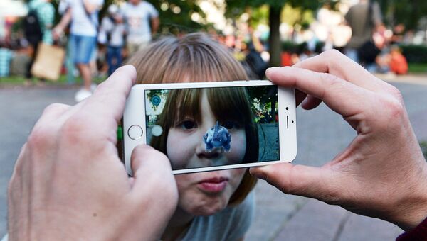 Игроки в Pokemon Go в Ильинском сквере в Москве Игроки в Pokemon Go в Ильинском сквере в Москве
