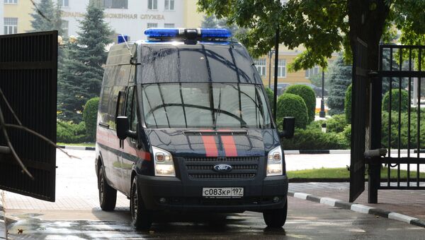 Автомобиль Следственного комитета РФ выезжает с территории центрального офиса Федеральной таможенной службы Автомобиль Следственного комитета РФ выезжает с территории центрального офиса Федеральной таможенной службы