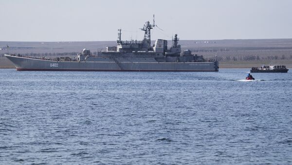 Украинские военные покидают корабль Константин Ольшанский в бухте Донузлав. Архивное фото Украинские военные покидают корабль Константин Ольшанский в бухте Донузлав. Архивное фото