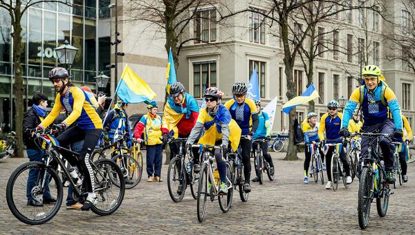 Велосипедисты из Украины во время проведения референдума о соглашении об ассоциации между ЕС и Украиной в Гааге. 3 апреля 2016 года Велосипедисты из Украины во время проведения референдума о соглашении об ассоциации между ЕС и Украиной в Гааге. 3 апреля 2016 года