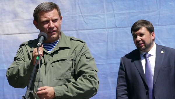 Глава ДНР Александр Захарченко и Денис Пушилин. Архивное фото Глава ДНР Александр Захарченко и Денис Пушилин. Архивное фото