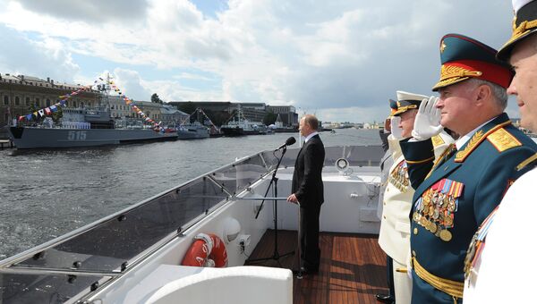 Президент России Владимир Путин во время морского парада кораблей на рейде Невы Президент России Владимир Путин во время морского парада кораблей на рейде Невы