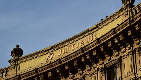 Фасад здания UniCredit банка в Милане, Италия. Архивное фото Фасад здания UniCredit банка в Милане, Италия. Архивное фото