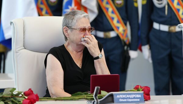 Глава МЧС вручил ордена Мужества семьям членов экипажа Ил-76, разбившегося под Иркутском Глава МЧС вручил ордена Мужества семьям членов экипажа Ил-76, разбившегося под Иркутском