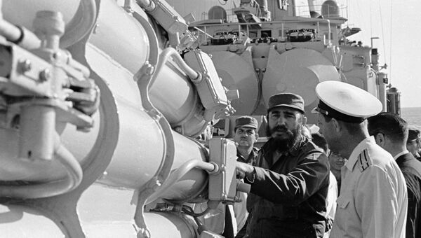 Премьер-министр Кубы Фидель Кастро осматривает противолодочные установки на советском боевом корабл Премьер-министр Кубы Фидель Кастро осматривает противолодочные установки на советском боевом корабл