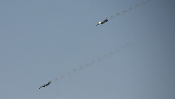 Истребители МиГ-35 выполняют демонстрационный полет во время международного конкурса Ключи от неба Истребители МиГ-35 выполняют демонстрационный полет во время международного конкурса Ключи от неба