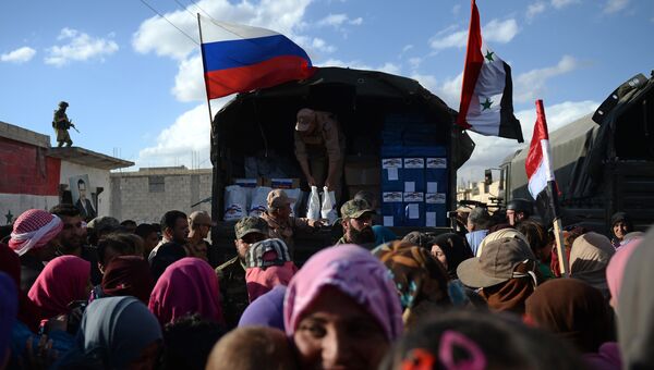 Раздача российской гуманитарной помощи жителям населенного пункта Каукаб в Сирии Раздача российской гуманитарной помощи жителям населенного пункта Каукаб в Сирии