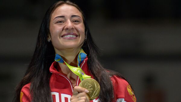 Яна Егорян, завоевавшая золотую медаль в индивидуальном первенстве по фехтованию на саблях на XXXI летних Олимпийских играх Яна Егорян, завоевавшая золотую медаль в индивидуальном первенстве по фехтованию на саблях на XXXI летних Олимпийских играх