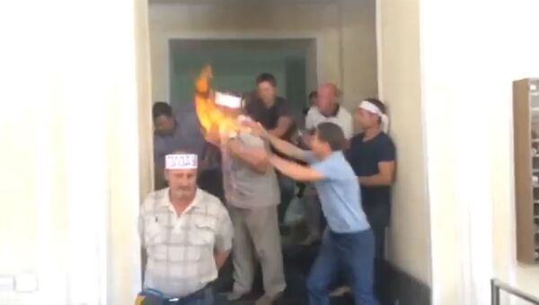 Голодающий шахтер поджег себя в здании Минэнерго Украины. Кадры инцидента Голодающий шахтер поджег себя в здании Минэнерго Украины. Кадры инцидента