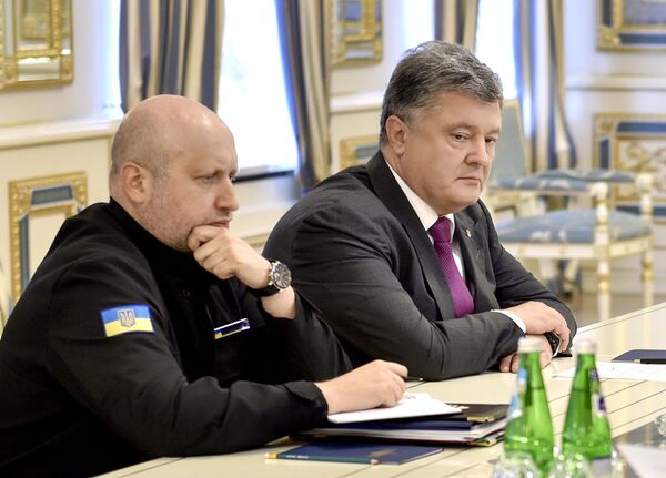 Президент Украины Петр Порошенко и Александр Турчинов во время совещания руководства силовых структур и МИД Украины. 11 августа 2016 года Президент Украины Петр Порошенко и Александр Турчинов во время совещания руководства силовых структур и МИД Украины. 11 августа 2016 года