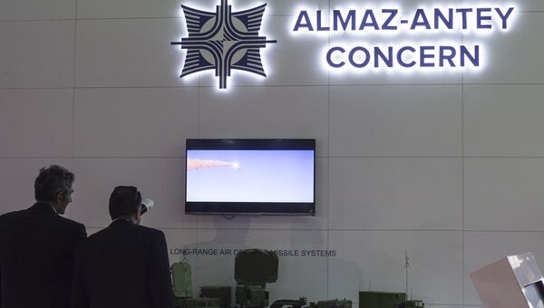 Посетители у стенда концерна Алмаз-Антей Посетители у стенда концерна Алмаз-Антей