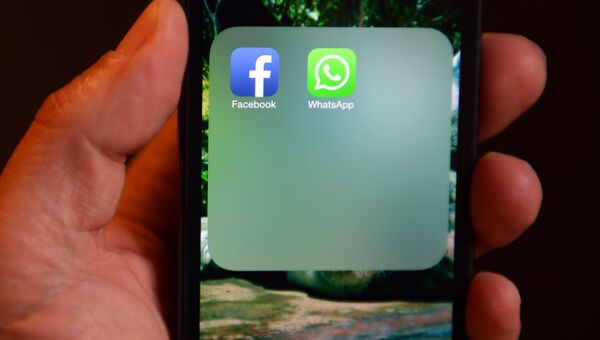 Иконки WhatsApp и Facebook на экране смартфона Иконки WhatsApp и Facebook на экране смартфона