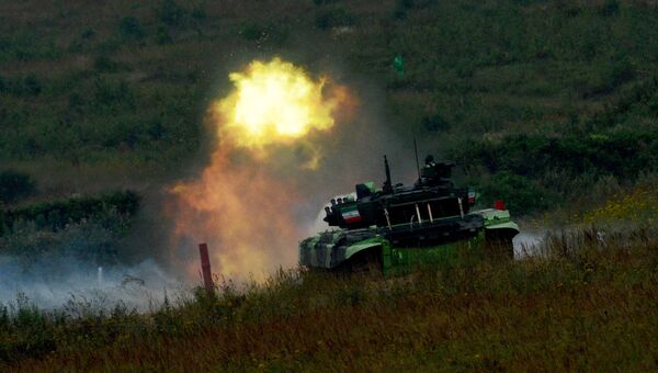 Экипаж танка Т-72Б3 армии Ирана во время стрельб в соревнованиях по танковому биатлону на полигоне Алабино. Архивное фото Экипаж танка Т-72Б3 армии Ирана во время стрельб в соревнованиях по танковому биатлону на полигоне Алабино. Архивное фото