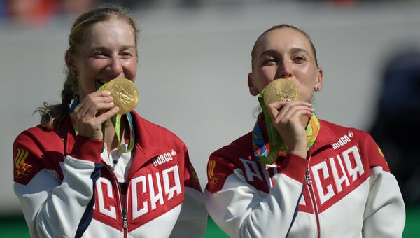 Победительницы в женских соревнованиях по теннису россиянки Екатерина Макарова (слева) и Елена Веснина после церемонии награждения. Победительницы в женских соревнованиях по теннису россиянки Екатерина Макарова (слева) и Елена Веснина после церемонии награждения.