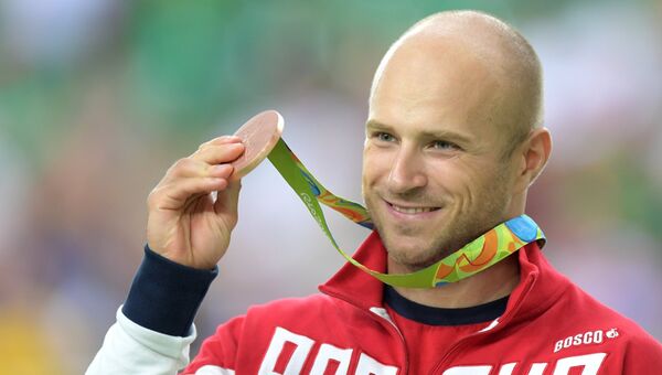Денис Дмитриев (Россия), завоевавший бронзовую медаль в индивидуальном спринте на соревнованиях по трековым гонкам среди мужчин на XXXI летних Олимпийских играх, на церемонии награждения Денис Дмитриев (Россия), завоевавший бронзовую медаль в индивидуальном спринте на соревнованиях по трековым гонкам среди мужчин на XXXI летних Олимпийских играх, на церемонии награждения