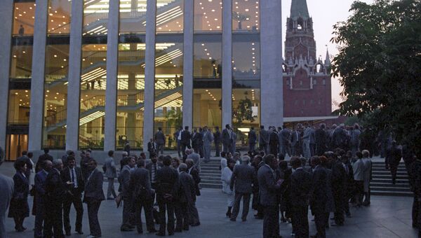 Участники I съезда народных депутатов СССР возле Кремлевского Дворца съездов Участники I съезда народных депутатов СССР возле Кремлевского Дворца съездов