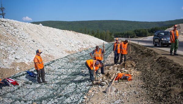 Строительные работы на федеральной трассе М-56 Лена в Приамурье. Архивное фото Строительные работы на федеральной трассе М-56 Лена в Приамурье. Архивное фото
