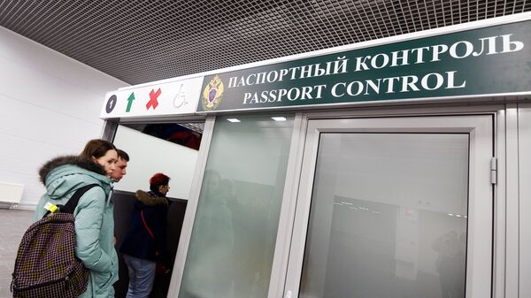 Пассажиры проходят паспортный контроль в Международном аэропорту Жуковский в Московской области Пассажиры проходят паспортный контроль в Международном аэропорту Жуковский в Московской области