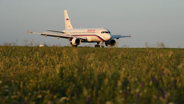 Самолет авиакомпании Россия на взлетно-посадочной полосе международного аэропорта Ростова-на-Дону. Архивное фото Самолет авиакомпании Россия на взлетно-посадочной полосе международного аэропорта Ростова-на-Дону. Архивное фото