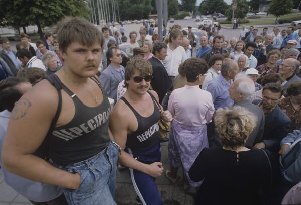 Участники антифашистского митинга в Таллине. 1990 год Участники антифашистского митинга в Таллине. 1990 год