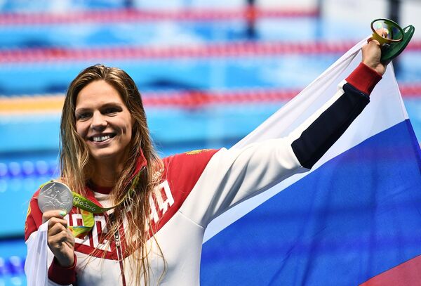 Юлия Ефимова (Россия), завоевавшая серебряную медаль в плавании на 200 м брассом среди женщин, на церемонии награждения XXXI летних Олимпийских игр Юлия Ефимова (Россия), завоевавшая серебряную медаль в плавании на 200 м брассом среди женщин, на церемонии награждения XXXI летних Олимпийских игр