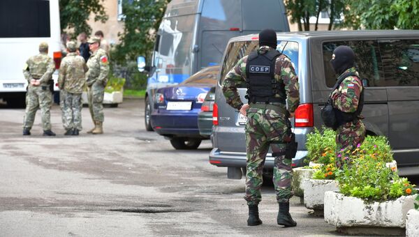 Сотрудники специального отряда быстрого реагирования у одной из многоэтажек Санкт-Петербурга во время спецоперации по задержанию предполагаемых участников бандгрупп Северо-Кавказского региона Сотрудники специального отряда быстрого реагирования у одной из многоэтажек Санкт-Петербурга во время спецоперации по задержанию предполагаемых участников бандгрупп Северо-Кавказского региона