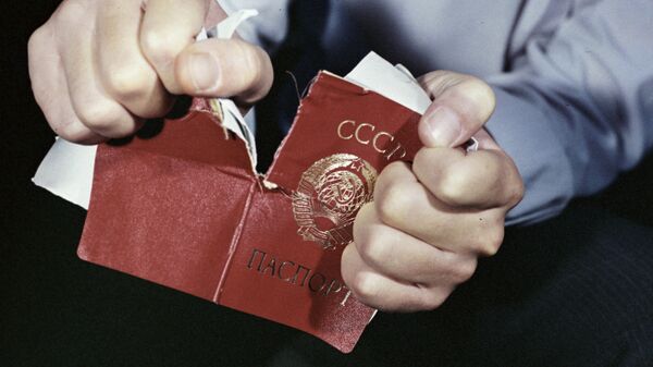 Человек рвет советский паспорт. Кадр из фильма киностудии Таджикфильм Человек рвет советский паспорт. Кадр из фильма киностудии Таджикфильм